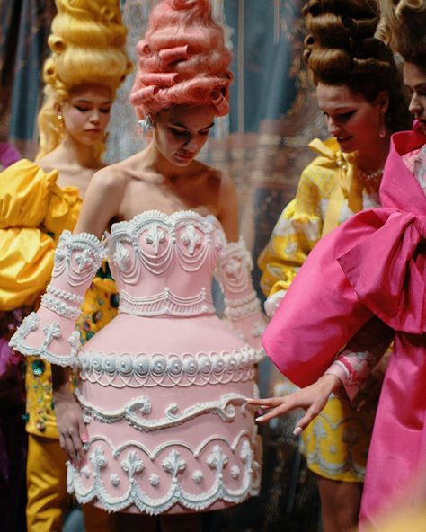 Vogue Italia on Instagram: “Let them eat cake! @Moschino was a new take on Marie Antoinette: tap the link in bio to see every single look of the Fall-Winter 2020…” Moschino Cake, Clown Couture, Project Themes, Moschino 2020, Cake Costume, Model Catwalk, Trilogy Tour, Barbie Aesthetic, Cake Dress