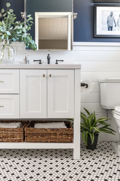 Modern Cottage Bathrooms, Modern Cottage Bathroom, Pretty Home Decor, Craftsman Bathroom, Bathroom Needs, Pretty Home, White Bathroom Tiles, Cottage Bathroom, Bad Inspiration