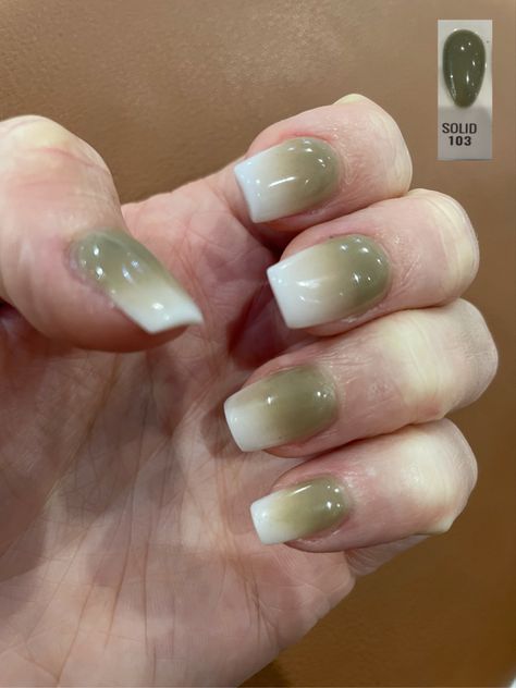 Fall nails ombré solid 103 green with white Green To White Ombre Nails, Green And White Ombre Nails, Nails Ombré, Short Ombre, Ombre Nail Designs, White Ombre, Green Oval, Bff Video, Green Ombre