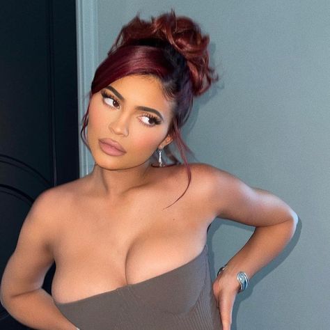 Kylie Jenner Burgundy Hair, Kylie Jenner Colored Hair, Kylie Jenner Copper Hair, Kylie Red Hair, Kylie Jenner Updo Hairstyles, Kylie Jenner Updo, Kylie Jenner Bun, Kylie Hairstyles, Kylie Jenner Hairstyle