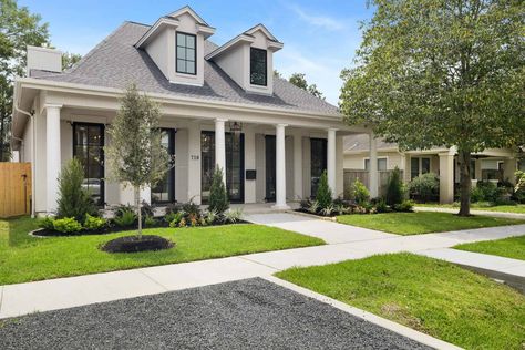 Acadian-Southern Homes Houston - Aspire Fine Homes Acadian Style Homes Exterior, Lowcountry House Plans, Acadian Style Homes, Southern Style Homes, Acadian Homes, Southern Style Home, Southern House, Southern Design, Front Courtyard