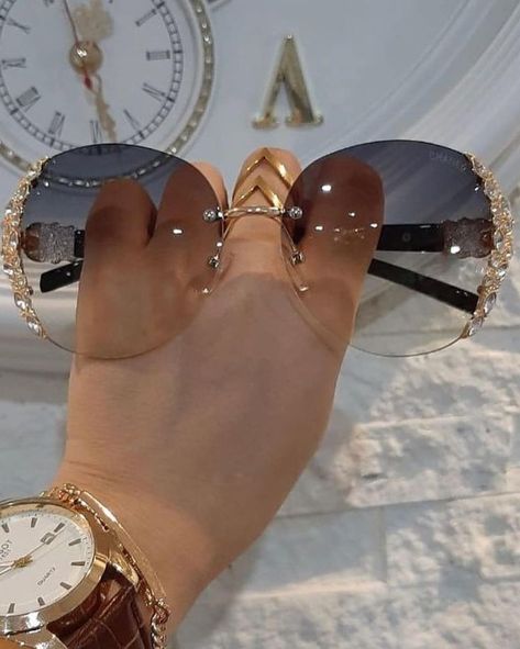 Fancy Sunglasses, Glasses Women Fashion Eyeglasses, Pretty Sunglasses, Classy Glasses, Glasses Frames Trendy, Fancy Glasses, Sun Glasses Women, Luxury Glasses, Glasses Trends