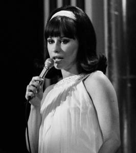 About Astrud Gilberto Astrud Gilberto was a renowned Brazilian samba and bossa nova singer and songwriter. One of Astrud Gilberto's most notable contributions to music was her captivating rendition of the song "The Girl from Ipanema," which propelled her to international stardom in the 1960s. This iconic song, originally composed by Antônio Carlos Jobim with Portuguese 1960s Hair Accessories, 60s Headband Hairstyles, Short 60s Hair, 60s Bob Haircut, 60s Hair Bangs, 60s Moodboard, 60s Headband, 60s Bob, Headbands Hairstyles Short