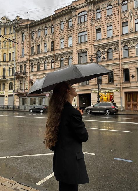 Umbrella Outfit, Winter Rainy Day Outfit, Rainy Photoshoot, Rainy Day Outfit Aesthetic, Rainy Day Outfits, Girl In Rain, Look Hippie Chic, Girl In Paris, Umbrella Photo