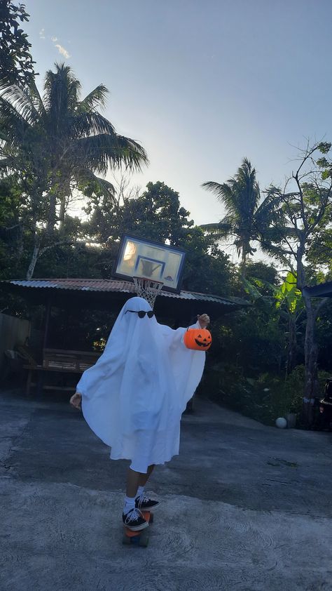 Ghost Shoot, Ghost Photoshoot, Ghost Halloween Costume, Ghost Diy, Alien Costume, Holloween Costume, Ghost Costume, Trendy Halloween Costumes, Ghost Pictures