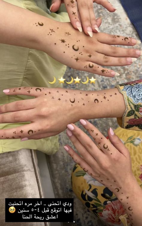 Eid Henna Moon, Eid Special Mehndi Design 2024, Henna Ramadan, Small Henna Tattoos, Small Henna Designs, Cute Henna Designs, Henna Tutorial, Simple Mehendi Designs, Henna Designs Wrist