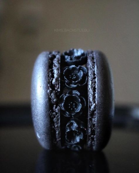 This Baker Has Mastered The Art Of Decorative Macarons And Here Are 27 Of The Best Ones Navy Macarons, Decorative Macarons, Goth Macarons, Dark Macarons, Creative Macarons, Vampire Macarons, Egg White Icing, Goth Bar, Black Macarons