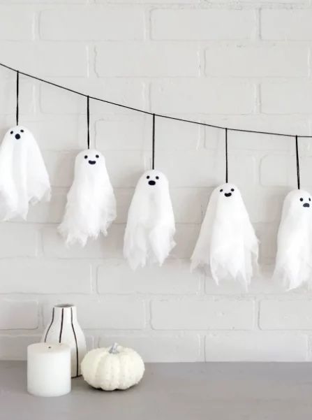 Une guirlande Halloween fantômes Diy Halloween Garland, Ghost Garland, Diy Halloween Dekoration, Diy Ghost, Cheap Diy Halloween Decorations, Dekorasi Halloween, Cheap Halloween Decorations, Easy Diy Halloween Decorations, Ghost Diy