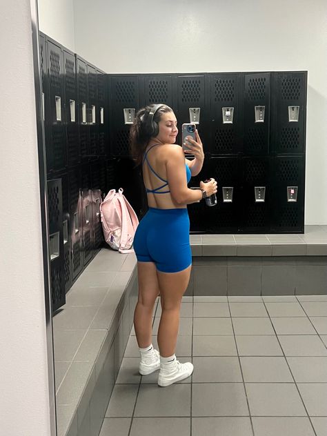 blue matching gym set Body Physique, Sports Bra Outfit, Bra Outfit, Athletic Body, Gym Girl, Gym Outfits, Gym Fit, Aesthetic Colors, Beats Headphones