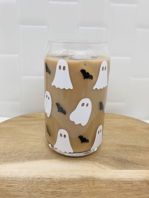 Fall Glass Coffee Cups, Halloween Cup Painting Ideas, Halloween Glass Coffee Cups, Halloween Iced Coffee Cup, Can Shaped Glass Cups, Halloween Cup Design, Glass Cup Design Ideas, Fall Glass Cups, Halloween Glass Cups