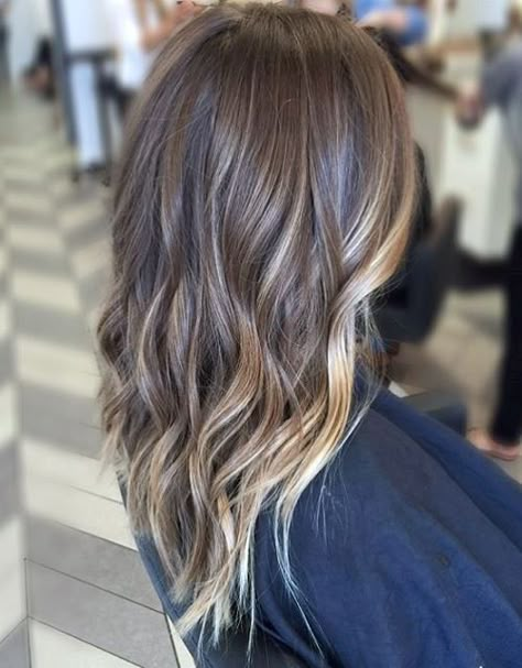 subtle balayage for long layered brown hair Ash Brown Hair Color, Brunette Balayage, Balayage Hair Dark, Brunette Balayage Hair, Balayage Hair Blonde, Hair Color Highlights, Balayage Brunette, Brown Blonde Hair, Hair Color Balayage