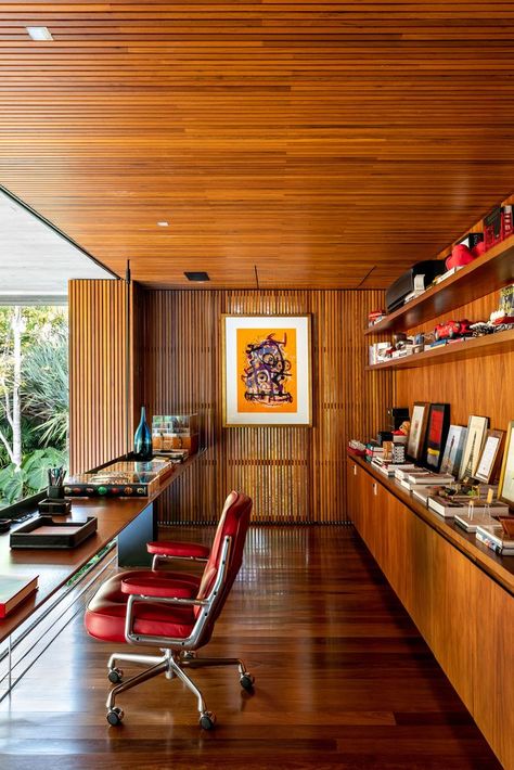 Gallery of Ibsen House / Matheus Farah + Manoel Maia Arquitetura - 15 Mid Century Office, Mid Century Modern Office, Mid Century Interior, Open Concept Home, Office Library, Casa Vintage, Mid Century Modern Interiors, Dream House Interior, Mid Century Modern House