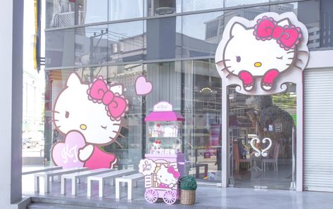 Te contamos dónde está Hello Kitty Burgerland, el nuevo restaurante temático que amarás y querrás visitar en tu próxima escapada de la CDMX. En la CDMX existen dos paradas infalibles que todo fan de Hello Kitty debe hacer: el café temático ubicado en Plaza Carso y el segundo en San Ángel. Un festín rosa pastel […] The post Lánzate al nuevo restaurante de Hello Kitty e... Hello Kitty, Pastel, Kitty, Fan