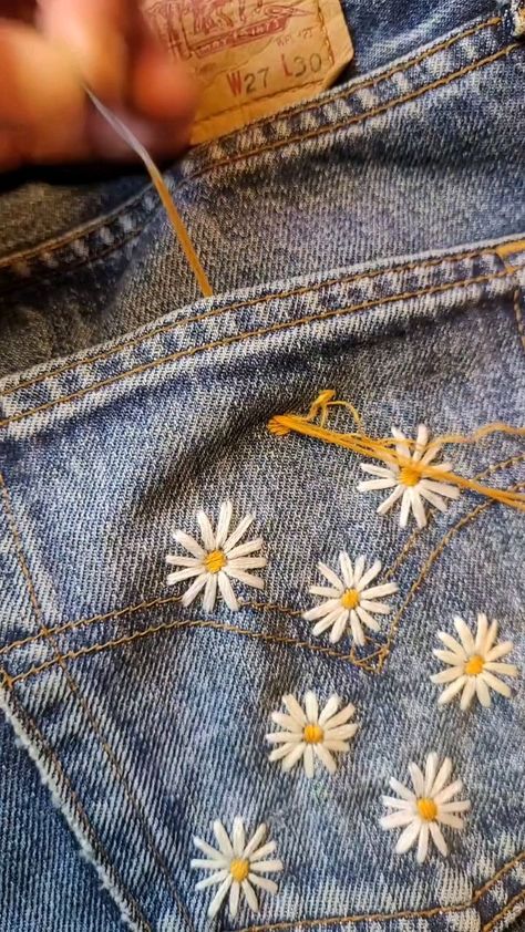 Crocheted Daisies on Denim 🌼 by @fredi_boldt Try this at home!!! Custom Jeans Diy, Embroidery Jeans Diy, Clothes Embroidery Diy, Simple Hand Embroidery Patterns, Denim Embroidery, Cute Sewing Projects, Handmade Embroidery Designs, Embroidery On Clothes, Cute Embroidery