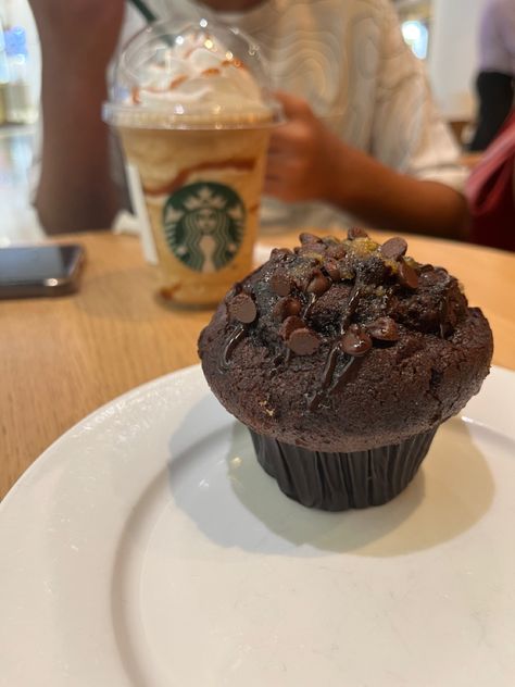 A chocolate muffin and caramel frap in starbucks. Aesthetic Frappuccino, Muffins Aesthetic, Starbucks Muffins, Starbucks Aesthetic, Chocolate Muffin, Chocolate Muffins, Muffins, Drinks, Quick Saves