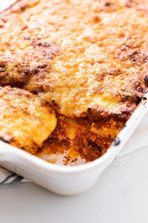 Made from a few layers of delicious noodles, cheese, and sauce, this is the perfect weeknight meal to serve! It even comes complete with a homemade red sauce to round out the whole thing! | wyseguide.com #lasagna #weeknightmeal #onepan Homemade Red Sauce, Hamburger Meals, Delicious Noodles, Cheese Noodles, Wyse Guide, Cheese Lasagna, Hamburger Recipes, Red Sauce, Lasagna Recipe