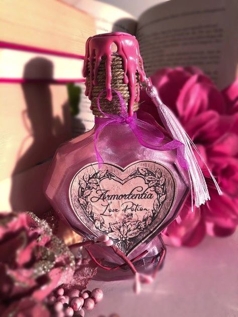 Harry Potter Love Potion, Honey Dukes, Halloween Potion Bottles, Harry Potter Potions, Witch Potion, Lily Potter, Pretty Perfume Bottles, Halloween Potions, Magic Bottles