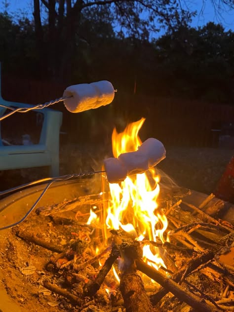 Roasting marshmallows over #campfire #marshmallow Camp Fire Smores, Campfire Roasting Ideas, Smores Campfire, Campfire Date, Marshmallows Aesthetic, Bonfire Marshmallows, Cabin Birthday Party, Roast Marshmallows, Roasted Marshmallow