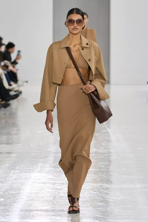 Female Clothing Reference, Fashion Analysis, Loewe Fashion, Milan Fashion Week Street Style, Mocha Mousse, Runway Inspiration, Style Inspiration Spring, Woman Suit Fashion, Runway Trends