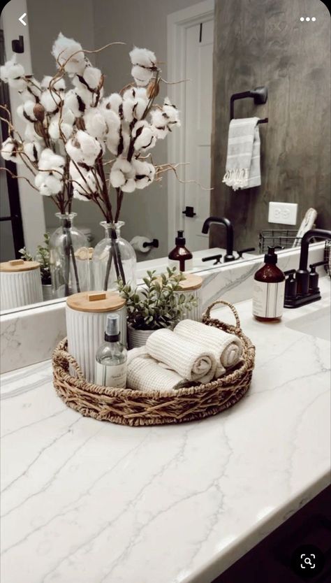 Spring Bathroom, Bathroom Organization Countertop, Bathroom Staging, Bathroom Counter Decor, Guest Bathroom Decor, Bathtub Decor, Bathroom Decor Luxury, Restroom Decor, Bathroom Remodel Ideas