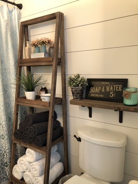 Wc Decoration, Rustic Bathroom Decor, Blanket Ladder, Rustic Bathrooms, Decor Baie, Ladder Shelf, Diy Bathroom Decor, Farmhouse Bathroom Decor, Rustic Bathroom