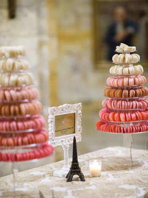 Ways To Display Macarons, Wedding Dessert Display, White Macaron, Macaron Wedding, Dessert Display Wedding, Dessert Wedding, Wedding Macarons, Macaron Flavors, Dessert Bar Wedding