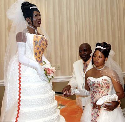 life sized bride cake - Wacky and Crazy #Wedding Cakes. I’m speechless on some of these! #ww http://www.surfandsunshine.com/crazy-wedding-cakes/ Wedding Cake Fails, Worst Wedding Photos, Cheap Wedding Cakes, Tacky Wedding, Crazy Wedding Cakes, Awkward Wedding Photos, Funny Wedding Cakes, Wedding Fail, Brides Cake