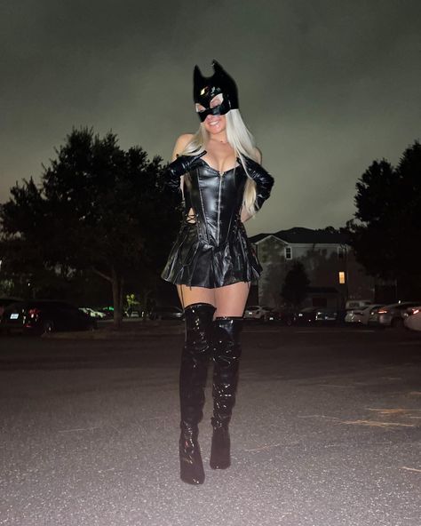 Catwoman Dress Costume, Cat Woman Outfit Ideas, Halloween Party Costumes Women Baddie, Cat Woman Costume Aesthetic, Halloween Costumes Catwoman, Cat Woman Costume Halloween, Halloween Costumes Cat Woman, Cat Woman Costume Catwoman Cosplay, Cat Women Costumes