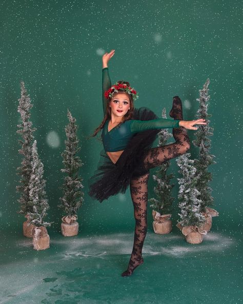 @its_olivej out here giving me the craziest Deja Vu this year at our annual dance squad Christmas session. Christmas Dance Photography, Dance Christmas Photography, Christmas Dance Photoshoot, Dance Recital Photography, Dance Squad, Xmas Carols, Christmas Session, Dance Photoshoot, Dance Photo Shoot