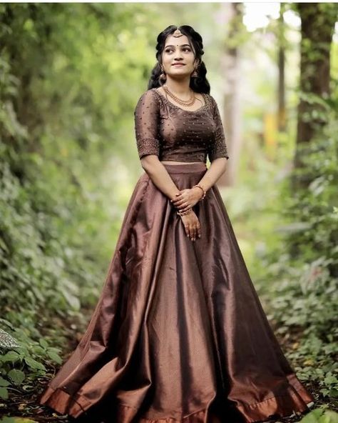 Lehnga Photoshoot Poses, Kerala Traditional Dress, South Indian Fashion, Simple Saree Blouse Designs, Kerala Engagement Dress, South Fashion, Long Skirt Top Designs, Onam Outfits, Engagement Dress For Bride