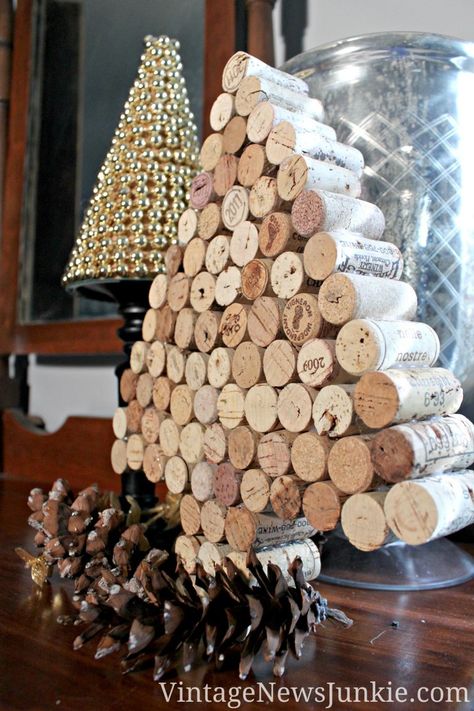 Do you save all of your wine corks? Here are 25 amazing wine cork DIY ideas for you to try! 25 Wine Cork DIY Ideas via tipsaholic.com #wine #corks #diy #projects Simple Christmas Tree Decorations, Cork Christmas Tree, Wine Cork Christmas, Wine Cork Christmas Tree, Cork Diy Projects, Cork Christmas, Cork Christmas Trees, Wine Cork Diy Crafts, Wine Cork Projects