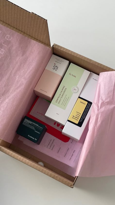 Korean Skincare Gift Box Ideas, Pill Packaging Design, Combo Skin Care, Pill Packaging, Skin Care Routine Tips, Pr Boxes, Become A Content Creator, Box Tattoo, Manifesting Dream Life