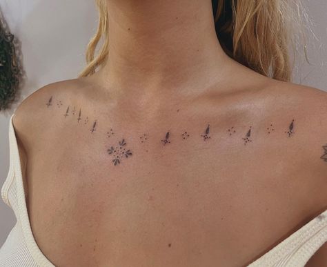 Collarbone Tattoos Aesthetic, Collarbone To Arm Tattoo, Man Collarbone Tattoo, White Collarbone Tattoo, Ethereal Tattoos Collarbone, Collar Bone Line Tattoo, Chest Tattoo Female Ornamental, Tattoo Colar Bones, Female Collarbone Tattoo