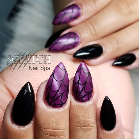 Cats Eye Nails Design Halloween, Nail Art Designs Pointy Nails, Goth Nails Halloween, Short Pointy Halloween Nails, Pointed Halloween Nails, Cat Eye Nails Design Halloween, Short Stilleto Nails Halloween, Halloween Cats Eye Nails, Halloween Pointy Nails