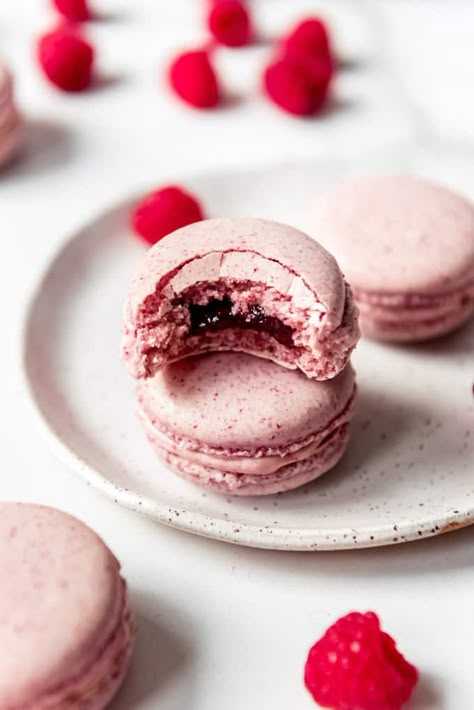 Raspberry Dessert Recipes, Raspberry Cakes, Macaroon Filling, Raspberry Recipes Dessert, Raspberry Macaroons, Raspberry Macarons, Raspberry Dessert, Kue Macaroon, Macaron Filling