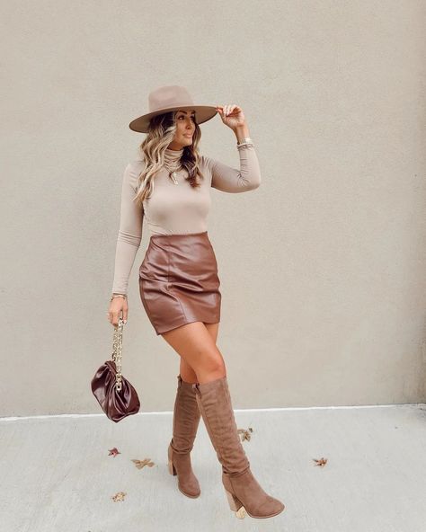 25+ Stylish Fall Outfit Ideas You'll Absolutely Love – May the Ray Crop Top Ideas, Western Dresses For Women, Fall Boots Outfit, Thanksgiving Outfit Women, Leather Skirt Outfit, Stylish Crop Top, Skirt Outfits Fall, Looks Country, The Ray