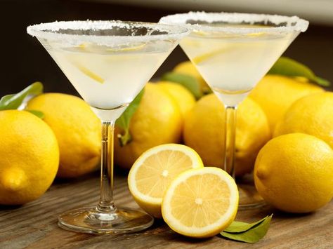 Classic Cocktails: Our All-Time Favorite Drinks : Lemon Drop    The Lemon Drop martini is the perfect combination of sweet and sour. Its lemonade-style appearance and flavor make it an ideal beverage for those that like to disguise the potent taste of alcohol. Sumo Orange, Lemon Cocktail Recipes, Lemon Drop Shots, Martini Recipes Vodka, Bridal Shower Cocktails, Lemon Drop Cocktail, Whipped Vodka, Lemon Cocktail, Citrus Vodka