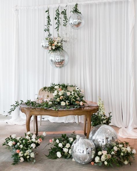 Chicago Wedding Inspiration with Two Brides - Elizabeth Anne Designs: The Wedding Blog Disco Sweetheart Table, Disco Ball Sweetheart Table, Vintage Disco Ball Aesthetic, Disco Desert, Ibiza Interiors, Chicago Vintage, Exhibition Ideas, Disco Wedding, Wedding Lounge