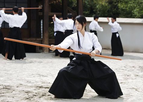 Aikido Bo Staff, Martial Arts Girl, Pencak Silat, Martial Arts Techniques, Martial Arts Women, Fair Play, Martial Artists, Poses References, Martial Artist