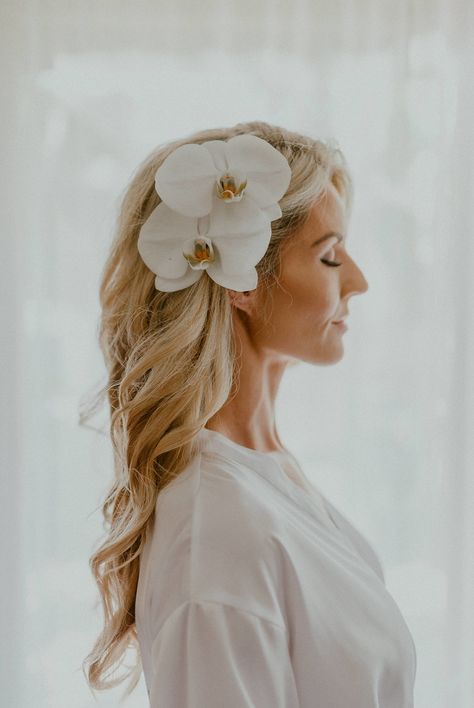 Boho Hawaiian Wedding, Wedding Hairstlyes, Hawaiian Wedding Flowers, Destination Wedding Hair, Bride Hair Flowers, Hawaii Hair, Bridal Hair Flower, Big Island Wedding, Winter Wedding Hair