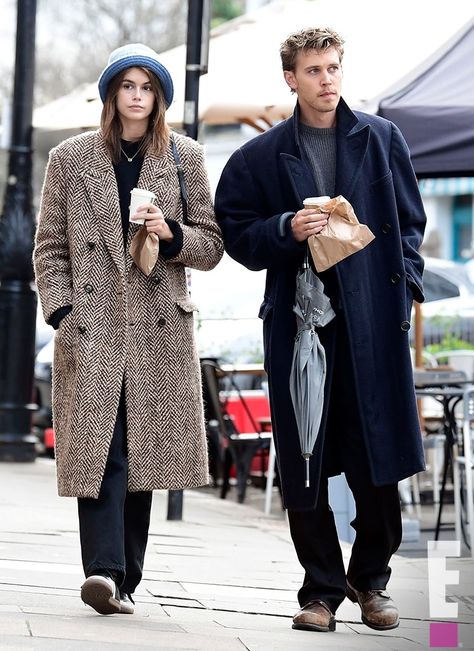 Butler Outfit, Long Tweed Coat, Kaia Gerber Style, Navy Blue Coat, Outfits Hombre, Elegante Casual, Austin Butler, Kaia Gerber, Tweed Coat