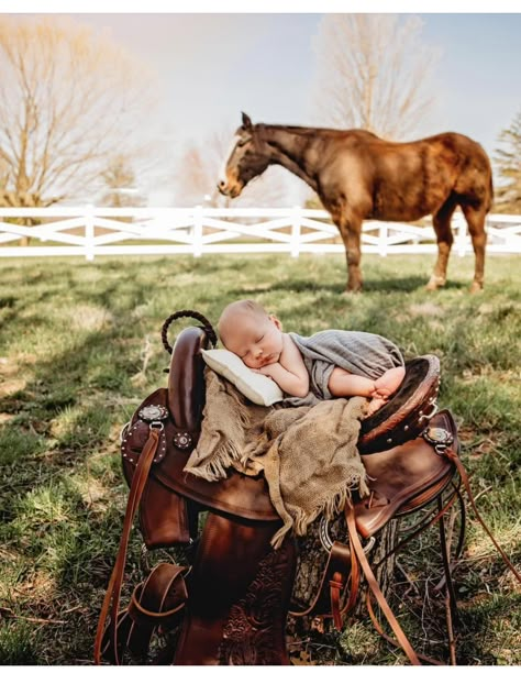 Western Baby Pictures, Outdoor Newborn Photography, Newborn Family Pictures, Maternity Photography Poses Outdoors, Pictures With Horses, Newborn Ideas, Western Photography, Baby Pictures Newborn