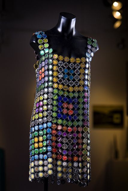 👀Wow! 🍺🍺🍺Bottle caps chain mail? Great for bar hopping, right?🤣 https://www.pinterest.com/pin/431782683022305960/ Creative Dresses, Anything But Clothes, Recycled Costumes, Trash Fashion, Wearable Art Clothing, Artist In Residence, Recycled Dress, Bottle Cap Art, Paper Dress