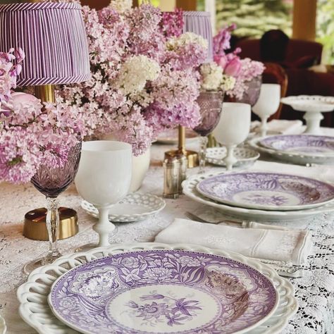 VANESSA ARCILA JEWELRY (@vanessaarcila) • Instagram photos and videos Spring Tea Party, Tafel Decor, Table Setting Inspiration, Spring Tea, Tablescape Inspiration, Beauty Brushes, Beautiful Table Settings, Pretty Tables, Three Daughters