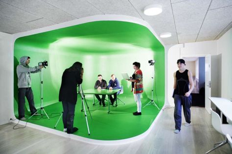 Example of a media production space for project-based work.    Bornholms School has in recent years set new standards for digital and project-based education. Each student receives a MacBook at the beginning of the schoo... Green Screen Photography, Green Screen Photo, 21st Century Classroom, Podcast Studio, Innovation Lab, Privacy Screen Outdoor, Studio Room, Film Studio, Chroma Key