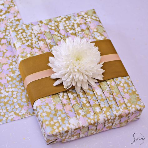 10 Gift Wrapping Tips for the Holiday Season Wedding Cake Gift, Creative Corporate Gifts, Japanese Gift Wrapping, Gift Wrapping Techniques, Gift Wrapping Inspiration, Gift Wrapping Ideas, Gifts Wrapping Diy, Japanese Gifts, Simple Gift Wrapping