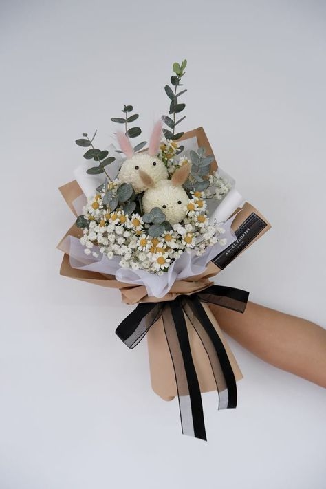 Buket Aesthetic, Ramos Aesthetic, Bunny Bouquet, Cute Bouquet, Gift Card Bouquet, Diy Bouquet Wrap, Flower Bouquet Diy, Flower Gift Ideas, Boquette Flowers