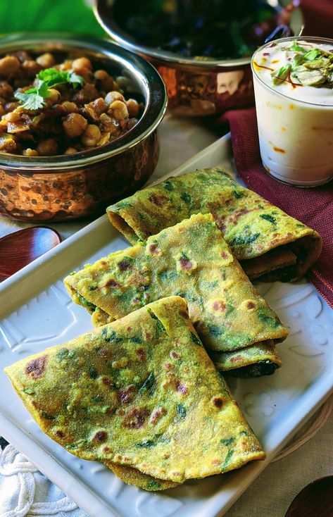 Methi Thepla Methi Thepla, Indian Food Photography, Pav Recipe, Fenugreek Leaves, Paratha Recipes, Vegan Alternatives, Veg Recipes, Healthy Dishes, Flatbread