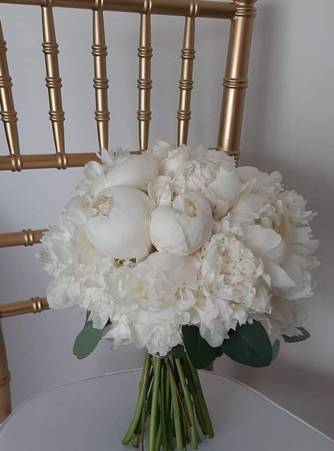 Bridal Bouquet Hydrangea, Front Porch Decor Fall, Fall Bedroom Aesthetic, Book Shelf Ideas, Room Fall Decor, Best Patio Furniture, Autumn Living Room, Elegant Wedding Bouquets, Simple Wedding Bouquets