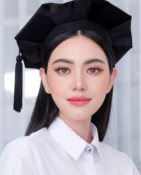 Graduation Makeup Ideas Simple, Elegant Makeup Style, Graduation Makeup Ideas, Graduation Look Makeup, Outfit Ideas University, Graduation Outfit Ideas University, Makeup Ideas Simple, Thai Makeup, Makeup Graduation